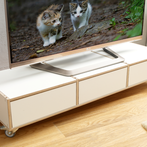 Weißes TV-Board aus Birken-Holz auf Rollen mit Schubladen.