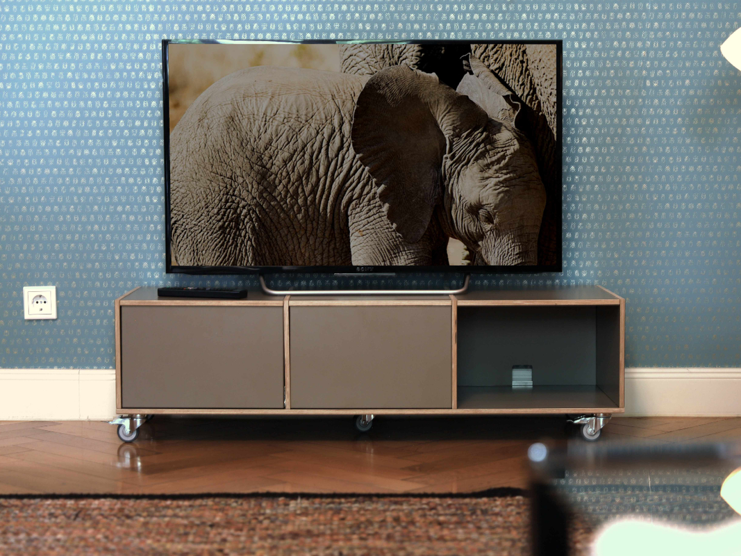 Rollendes TV-Board mit Tip-On Schubladen.