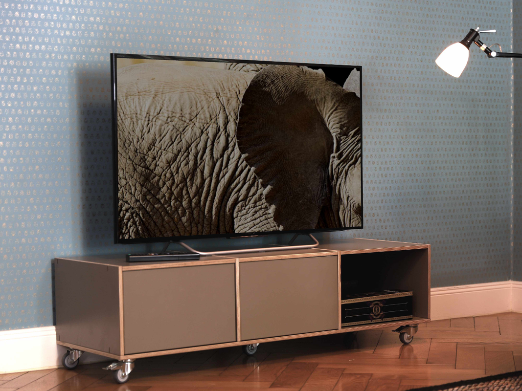 Mobiles TV-Board aus Birkenholz mit Melaminharz beschichtet