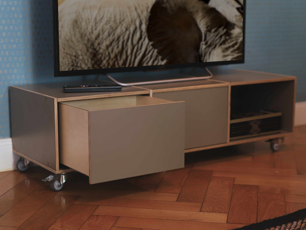 Individuell konfigurierbare TV-Board aus Echtholz mit Tip-On Schubladen