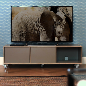 Rollendes TV-Board mit Tip-On Schubladen.