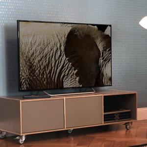 Mobiles TV-Board aus Birkenholz mit Melaminharz beschichtet