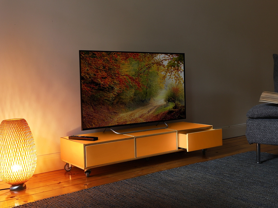 Individuell konfigurierbares TV-Board auf Rollen in Bauhausstil aus 100 Prozent Qualität
