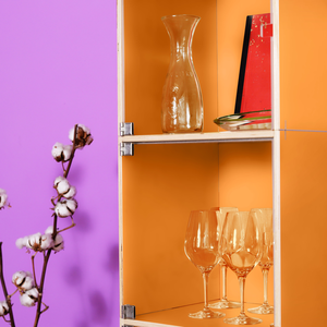 Erweiterbares Regalsystem mit Plexiglas Türen als Vitrine konfiguriert