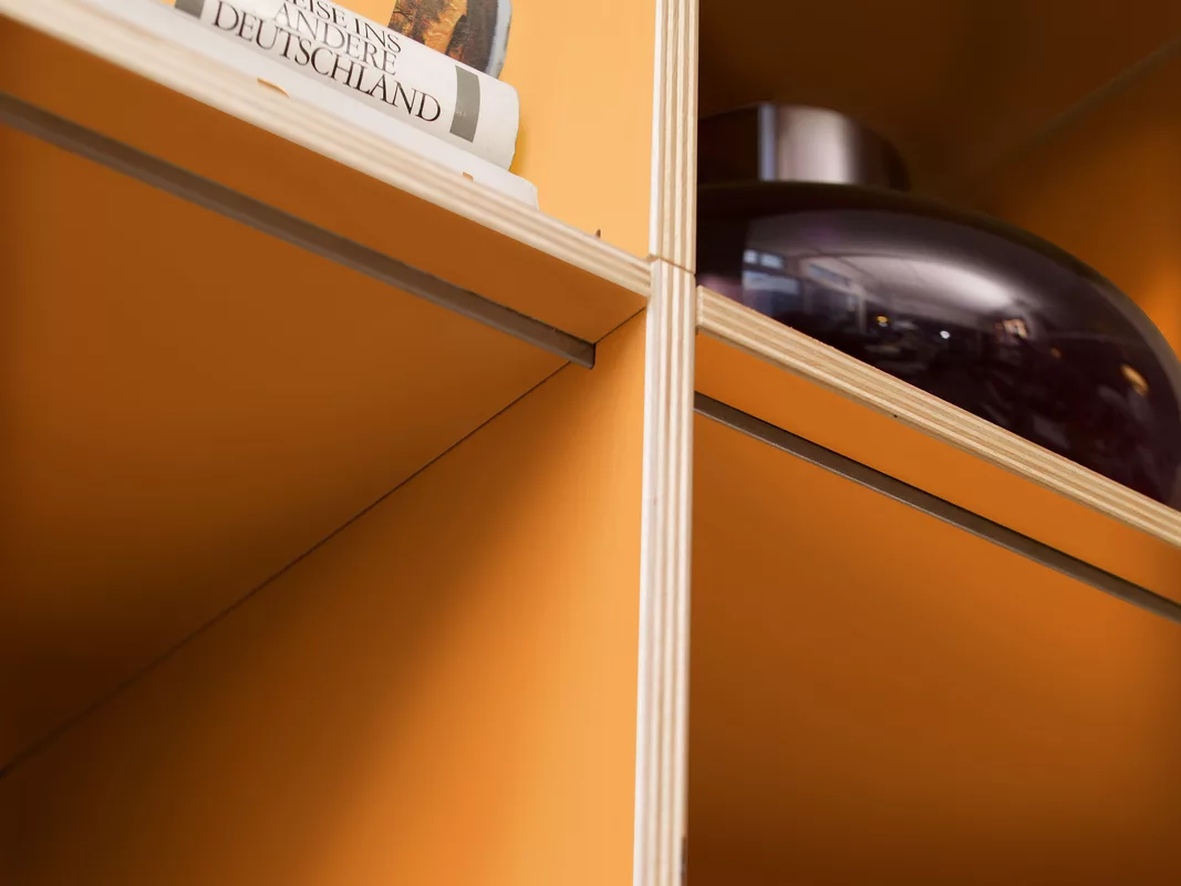 Individuell konfigurierbare Wohnregale aus Holz im modularen Stecksystem. erweiterbar und umbaubar