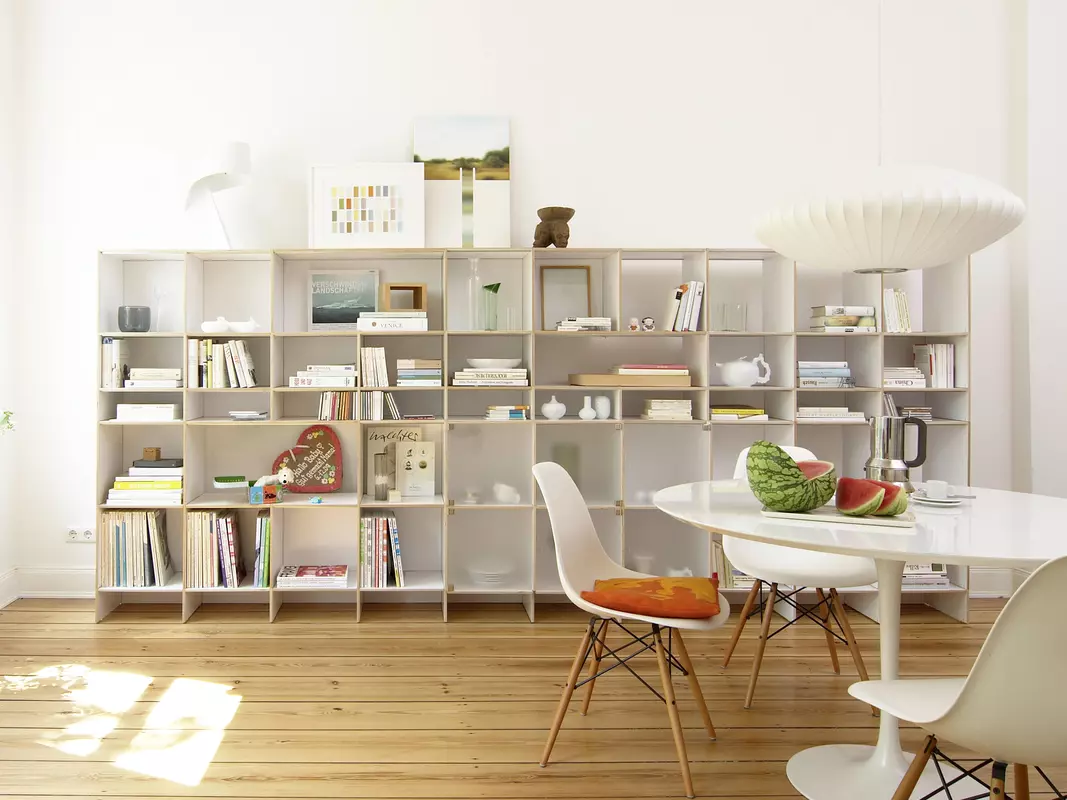 Modulares Wohnregal mit großen, kleinen, einfachen und doppelten Fächern aus Birkenholz