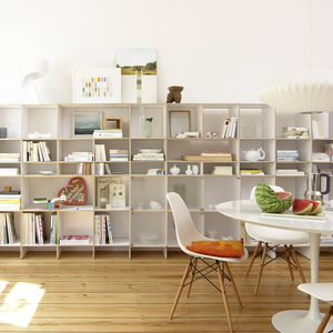 Modulares Wohnregal mit großen, kleinen, einfachen und doppelten Fächern aus Birkenholz