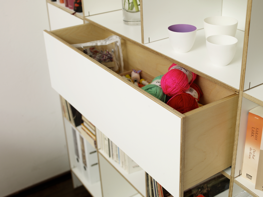 Große Schubladen in minimalistischem Design. Modulares und erweiterbares Regalsystem Farbe weiss