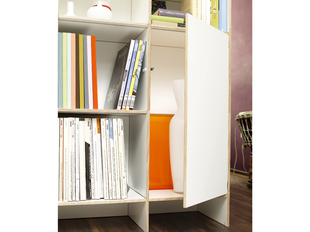 Individuell konfigurierbares Regalsystem aus querverleimtem Birkenholz mit Melaminharz beschichtet