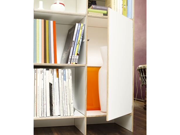 Individuell konfigurierbares Regalsystem aus querverleimtem Birkenholz mit Melaminharz beschichtet